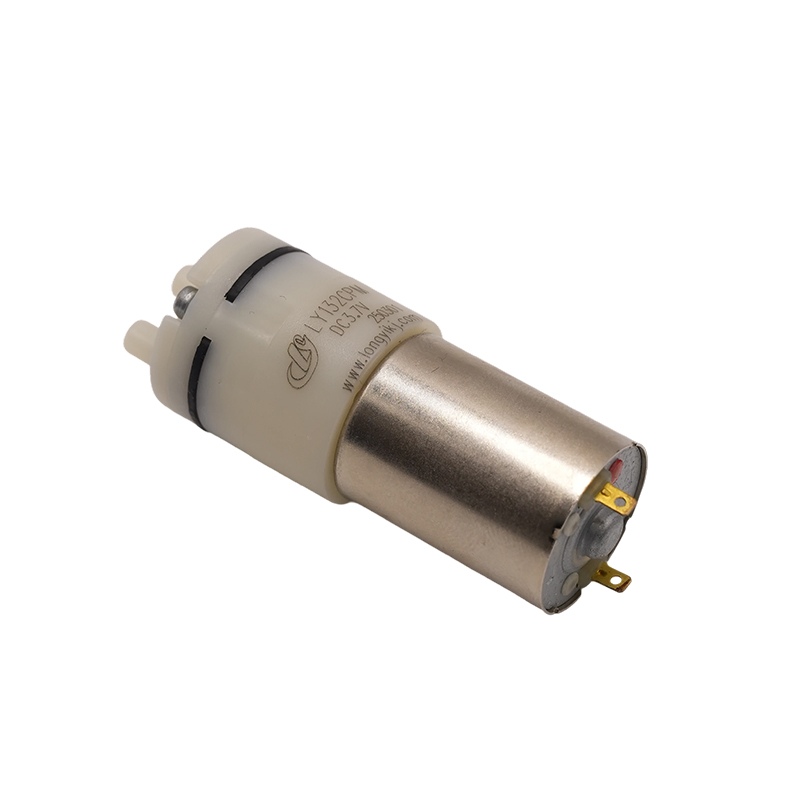 How can the cooling design of a vacuum pump prevent significant performance degradation under high-temperature operating conditions?